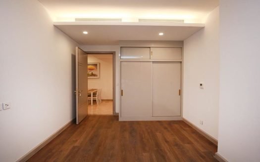 Cho thuê căn hộ 3 phòng ngủ nhìn ra Hồ Tây ở Sun Grand City 69 Thụy Khuê