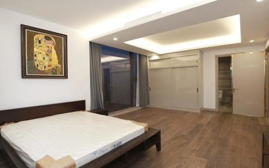 Cho thuê căn hộ 3 phòng ngủ nhìn ra Hồ Tây ở Sun Grand City 69 Thụy Khuê