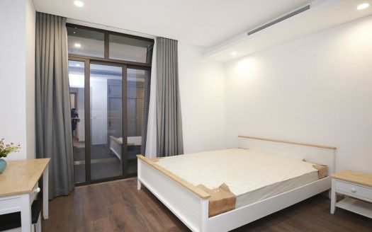 Cho thuê căn hộ 3 phòng ngủ nhìn ra Hồ Tây ở Sun Grand City 69 Thụy Khuê