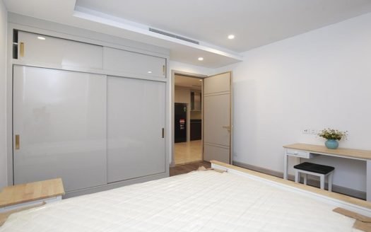 Cho thuê căn hộ 3 phòng ngủ nhìn ra Hồ Tây ở Sun Grand City 69 Thụy Khuê