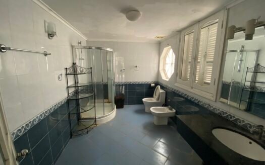 Cho thuê biệt thự sân vườn tại Quảng An, Tây Hồ 350m2, 3.5 tầng giá 45tr/tháng