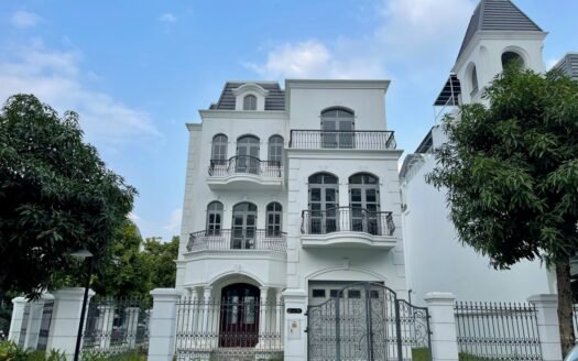 Cho thuê biệt thự đơn lập 400m2, 4 tầng đủ đồ, ngay trung tâm Vinhomes Riverside