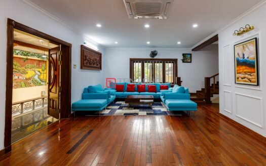 Cho thuê biệt thự 450m2 x 3 tầng full đồ đẹp, ô tô vào tận sân tại Âu Cơ – Tây Hồ