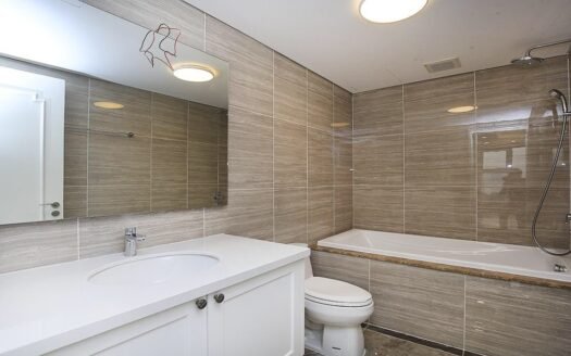 Chính chủ bán gấp căn 2 ngủ, 88m2 đủ đồ view Hồ Tây có sổ đỏ tòa B D’.Le Roi Soleil